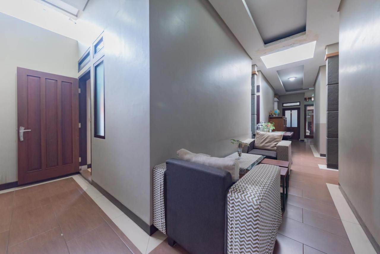 Отель Reddoorz Syariah Near Politeknik Negeri Bandung Campus Cimahi Экстерьер фото