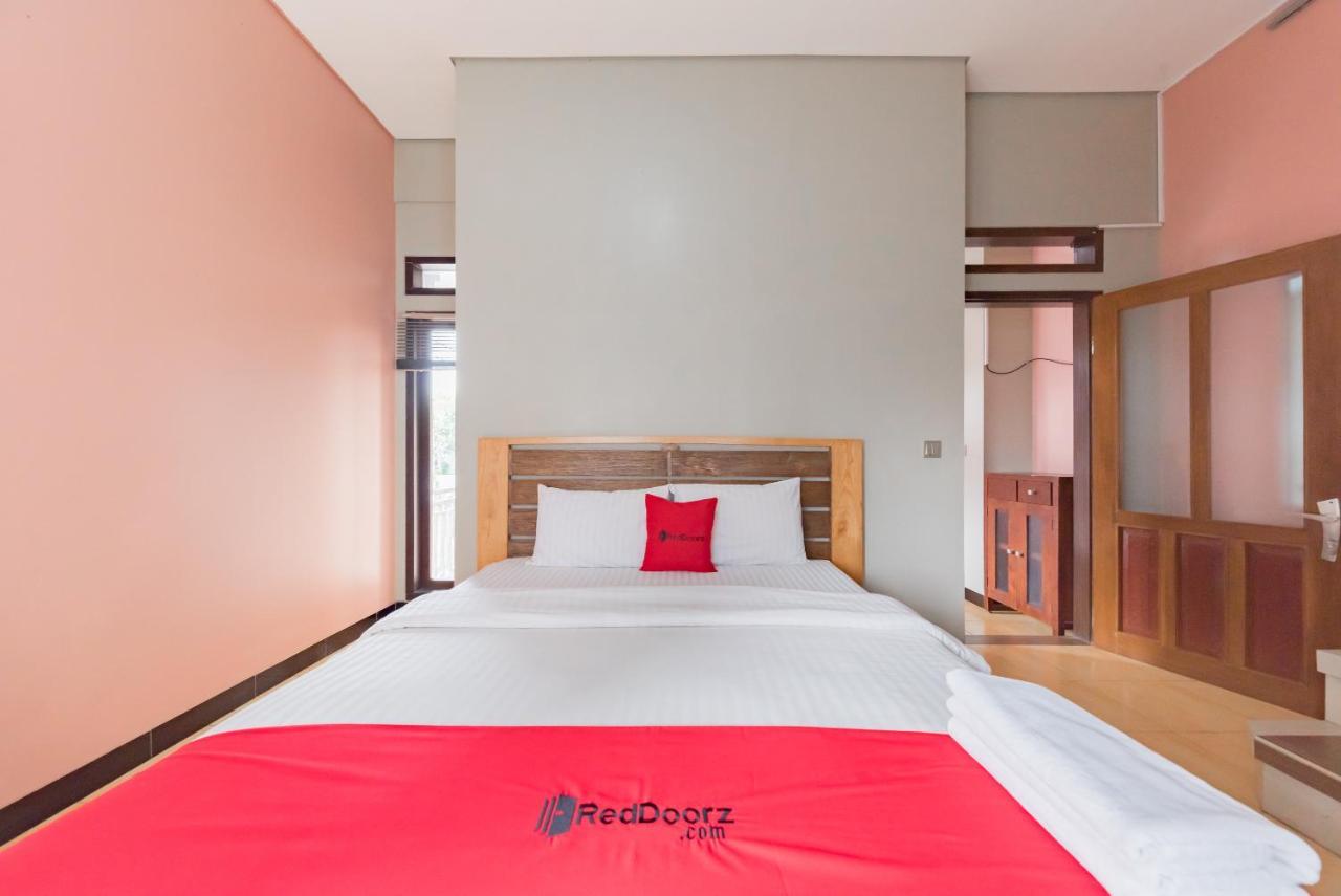 Отель Reddoorz Syariah Near Politeknik Negeri Bandung Campus Cimahi Экстерьер фото