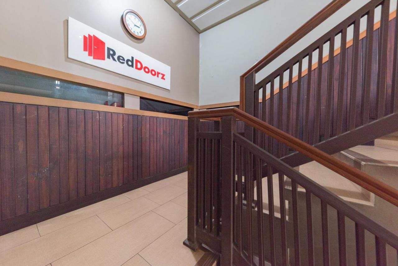 Отель Reddoorz Syariah Near Politeknik Negeri Bandung Campus Cimahi Экстерьер фото