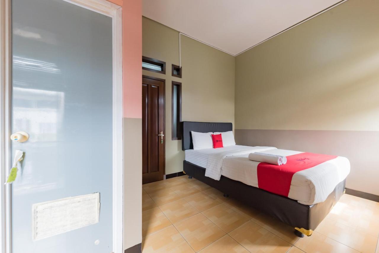 Отель Reddoorz Syariah Near Politeknik Negeri Bandung Campus Cimahi Экстерьер фото